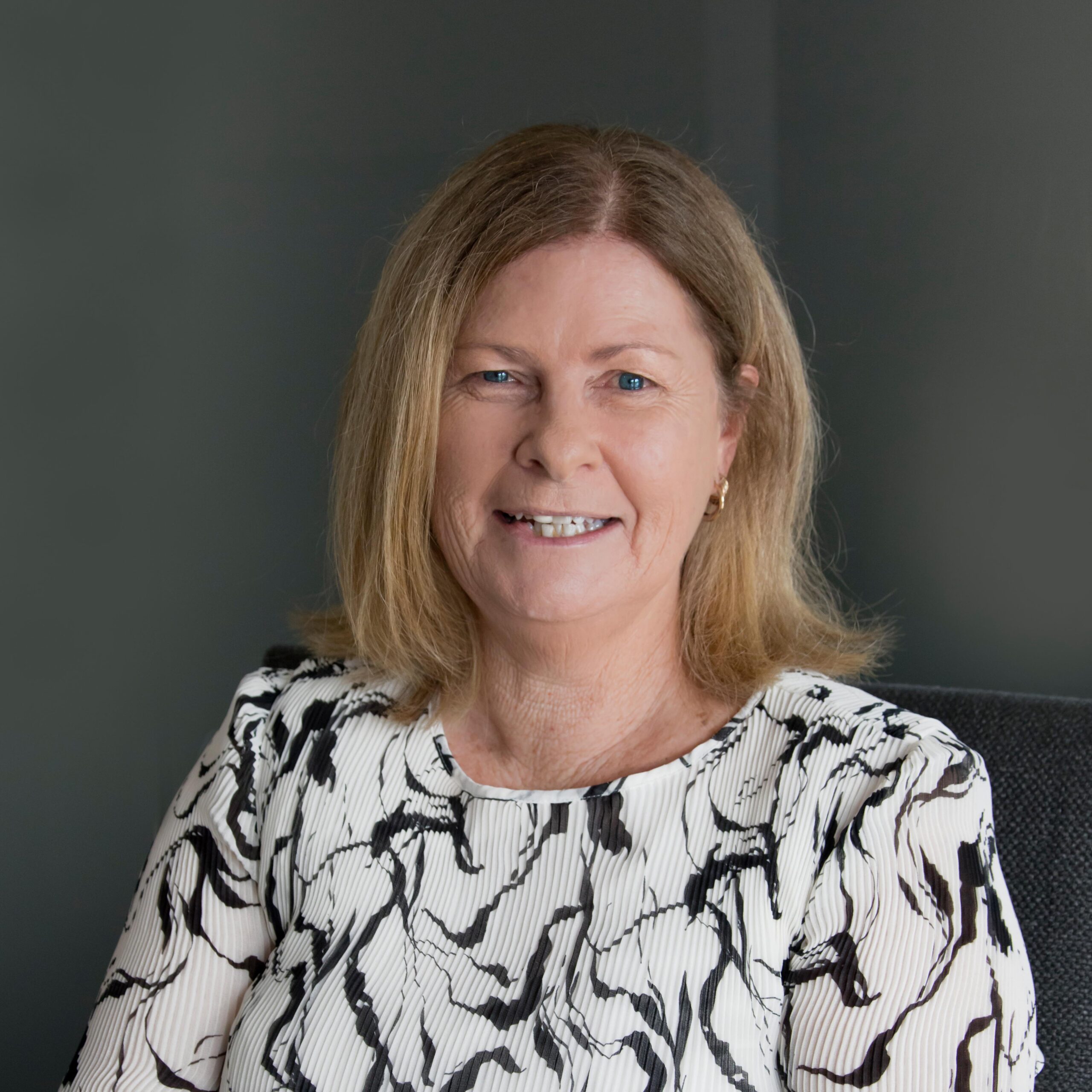 Portrait photo of Lynne